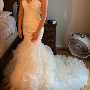 White ruffled feather fitted wedding dress. Size 8 Brand New never worn. has tag